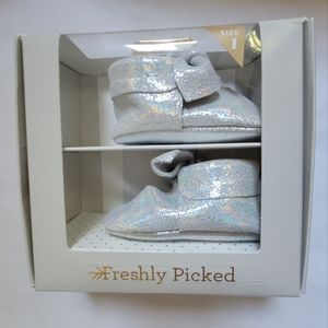 Freshly Picked Silver Hologram Knotted Bow Mocc Size 1